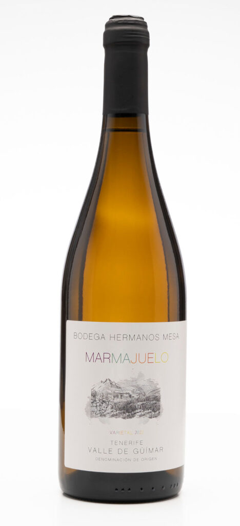 botella de vino blanco marmajuelo bodega hermanos mesa
